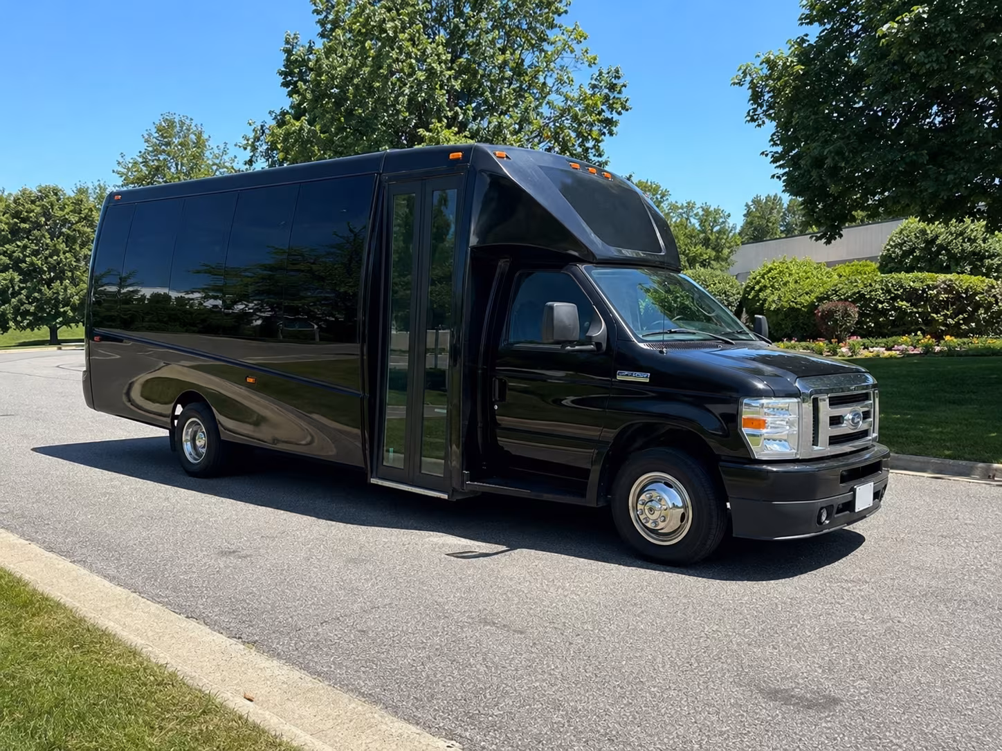 Lincoln Birthday, Sweet 16, & Quinceañera Transportation party bus exterior