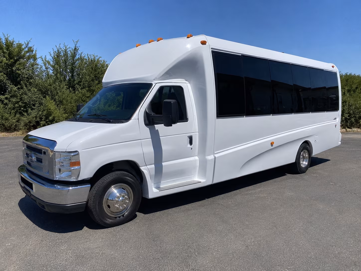 Lincoln Winery Tour & Pub Crawl Transportation party bus exterior