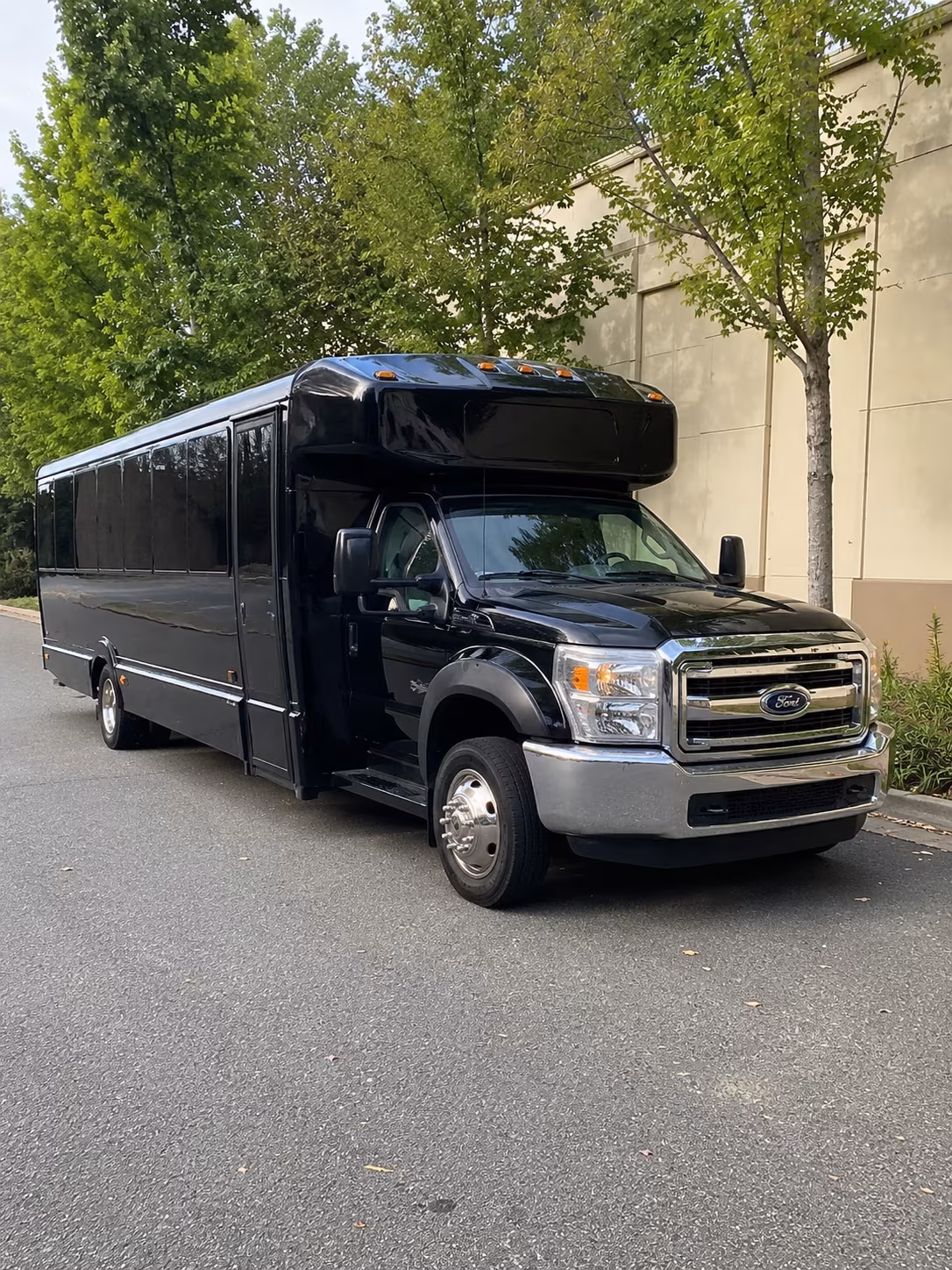 Lincoln Winery Tour & Pub Crawl Transportation party bus exterior
